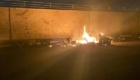 Τα απομεινάρια του οχήματος του Σουλεϊμανί καίγονται. Πιθανότατα χτυπήθηκε από AGM-114M Hellfire II.