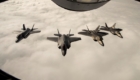 Δύο F-22 Raptor πετούν σε σχηματισμό με δύο F-35A της Νορβηγικής Πολεμικής Αεροπορίας στις 15 Αυγούστου 2018. (USAF)