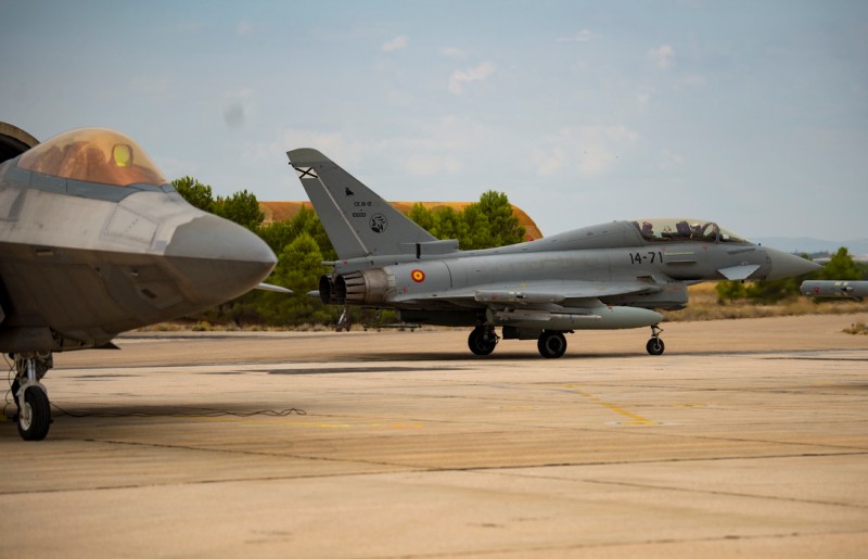 Ένα F-22 και ένα διθέσιο Eurofighter Typhoon της Ισπανικής Πολεμικής Αεροπορίας τροχοδρομούν στην ΑΒ Λος Γιάνος του Αλμπαθέτε μετά από κοινή εκπαιδευτική έξοδο στις 16 Αυγούστου. (USAF)