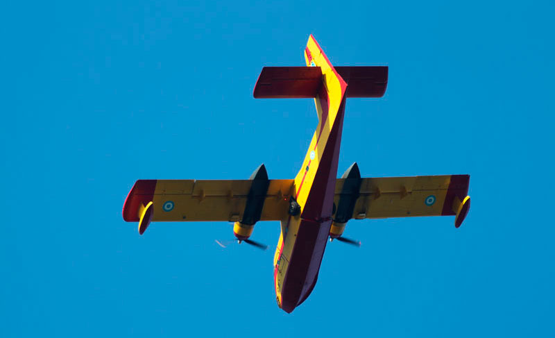 aeropl-kin Ένα CL-215 πλησιάζει για υδροληψία, στις 12 Ιουλίου 2012. (Φωτογραφία: ©«ΕΑ&Τ»/ Κώστας Δημητρέλλης)