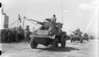 Τεθωρακισμένα οχήματα Humber Mk IV του ΕΣ παρελαύνουν σε κάποια παραλιακή πόλη. Ο οπλισμός τους έχει αντικατασταθεί (τουλάχιστον στα δυο εκ των τριών που διακρίνονται) από αυτόν του Marmon-Herrington Mk IVF. Από το ιστολόγιο Greek Military Vehicles.