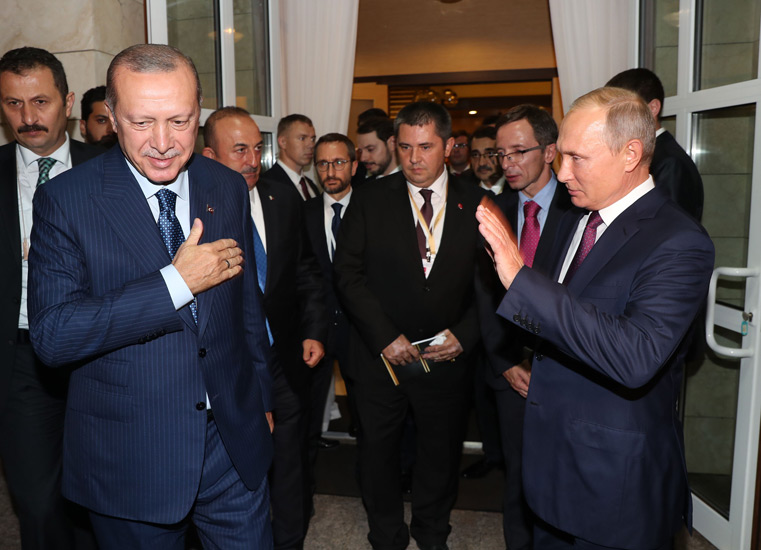 Ο αποχαιρετισμός των Ρ.Τ. Ερντογάν και Β. Πούτιν μετά την ολοκλήρωση της συνάντησης στο Σότσι.