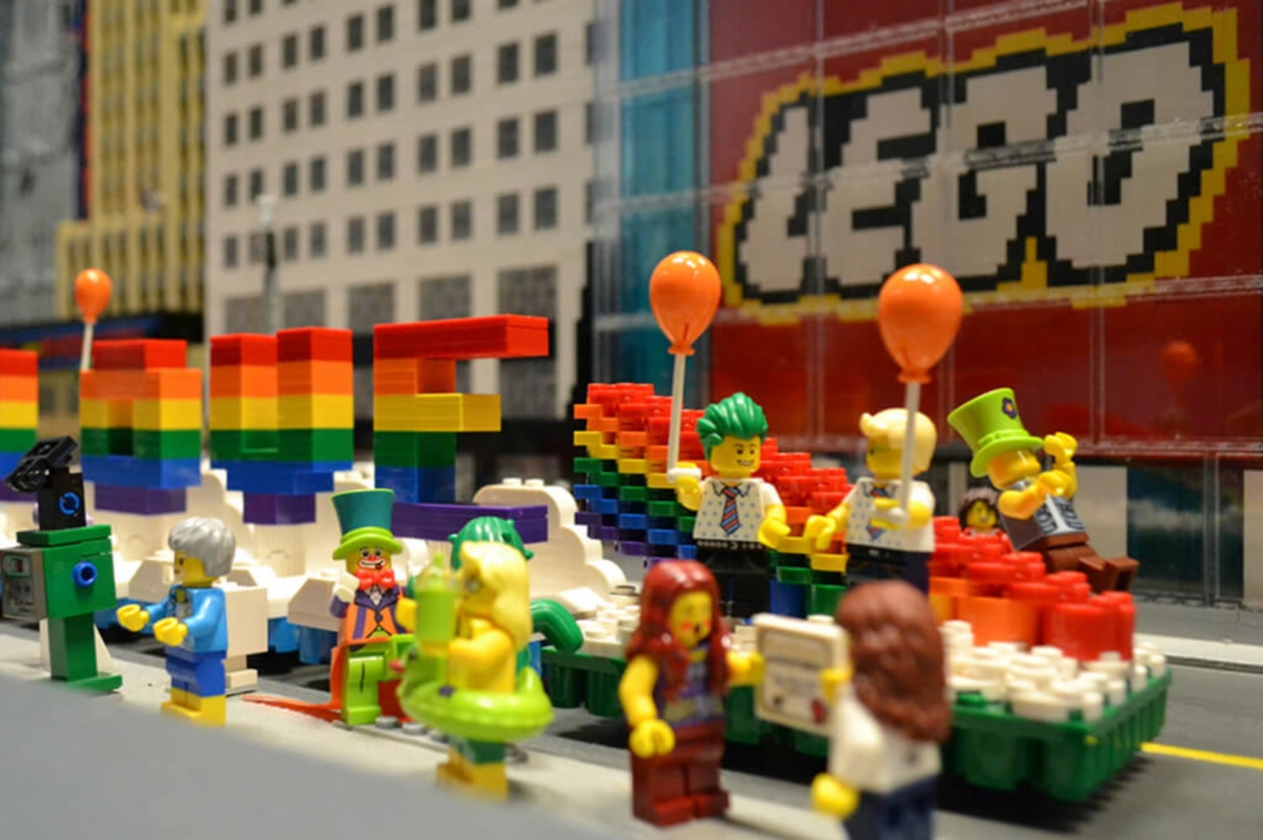 Παιχνίδι LEGO που δίνει την δυνατότητα αναπαράστασης παρέλασης GAY PRIDE σε ανήλικα παιδιά. Κατά τα άλλα η δανέζικη εταιρεία θεωρεί επικίνδυνο το BLOCK 19 γιατί δίνει ιδέες οπλοκατοχής. Φαίνεται οι άλλες ιδέες των GAY PRIDE είναι θεμιτές...