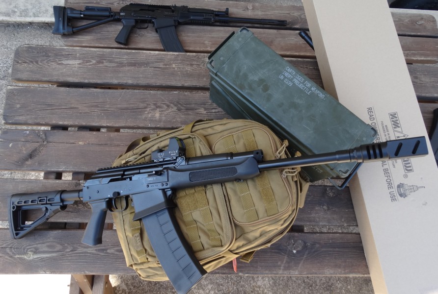 Σε πρώτο πλάνο το Saiga 12-340 IPSC και πίσω το  “μάχιμο” EXP 01.