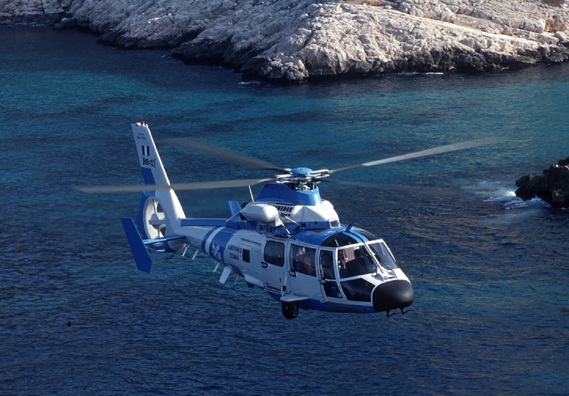 Ελικόπτερο AS365N3 Dauphin 2 της ΜΕΛΣ-ΕΛΑΚΤ σε πτήση δοκιμών αποδοχής. Στα δεξιά του ελικοπτέρου διακρίνεται το σύστημα EO/IR Star SAFIRE II.