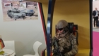 Ο Γερμανός μελλοντικός στρατιώτης του προγράμματος Gladius στο νέο αντιναρκικό κάθισμα της EODH, στο περίπτερο της εταιρείας στην έκθεση Eurosatory 2018.
