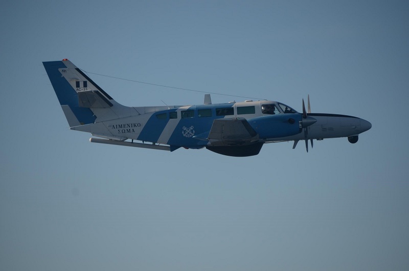 Αεροσκάφος Reims F406 της ΜΑΛΣ-ΕΛΑΚΤ σε πτήση. Από το ρύγχος προς την ουρά κάτω από το αεροσκάφος διακρίνονται το σύστημα EO/IR Star SAFIRE I, το ραντάρ RDR-1500B, το σύστημα σάρωσης IR/UV και το Αερομεταφερόμενο Ραντάρ Πλευρικής Παρατήρησης (SLAR).