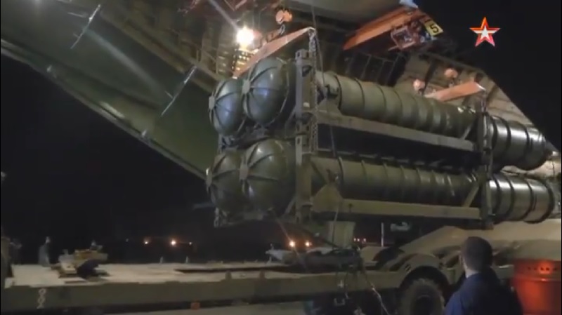 Τέσσερα κάνιστρα βλημάτων ανεφοδιασμού των οχημάτων εκτόξευσης.