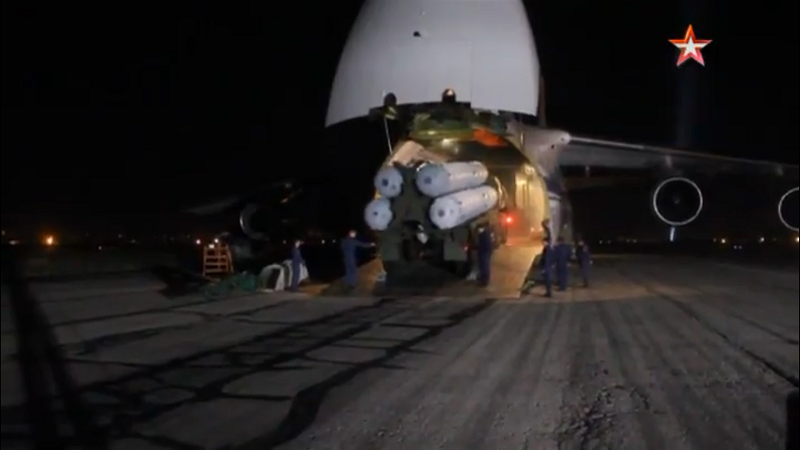 Στιγμιότυπο από το υποτιθέμενο βίντεο άφιξης του συστήματος S-300PMU2 στη Συρία, με όχημα εκτόξευσης 5Ρ85SM2 τεσσάρων βλημάτων.