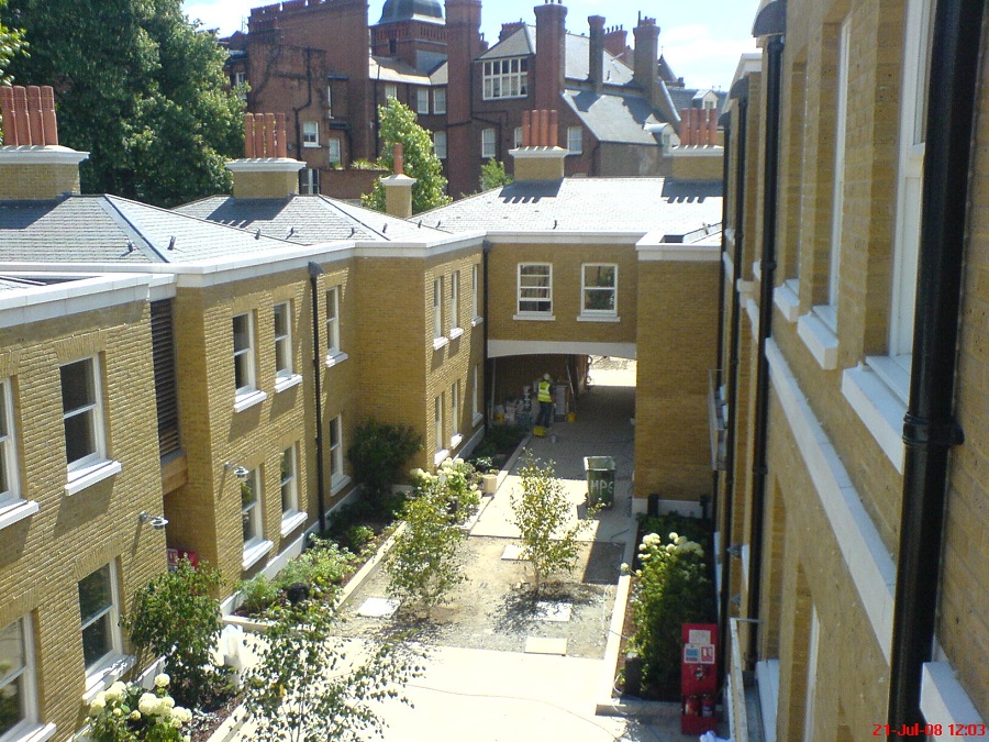 	Οι Στρατώνες του Δούκα της Υόρκης  στο Λονδίνο όπου μέχρι το 2000 έδρευε ο πρόγονος της Ε’ Μοίρας με την ονομασία The Increnment – Revolutionary Warfare Wing.